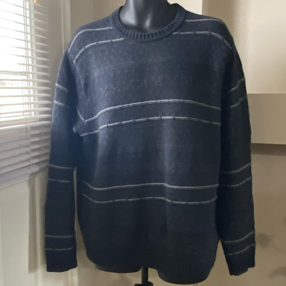 Tommy Hilfiger men 100% cotton long sleeves crew neck sweater. Size L. Used